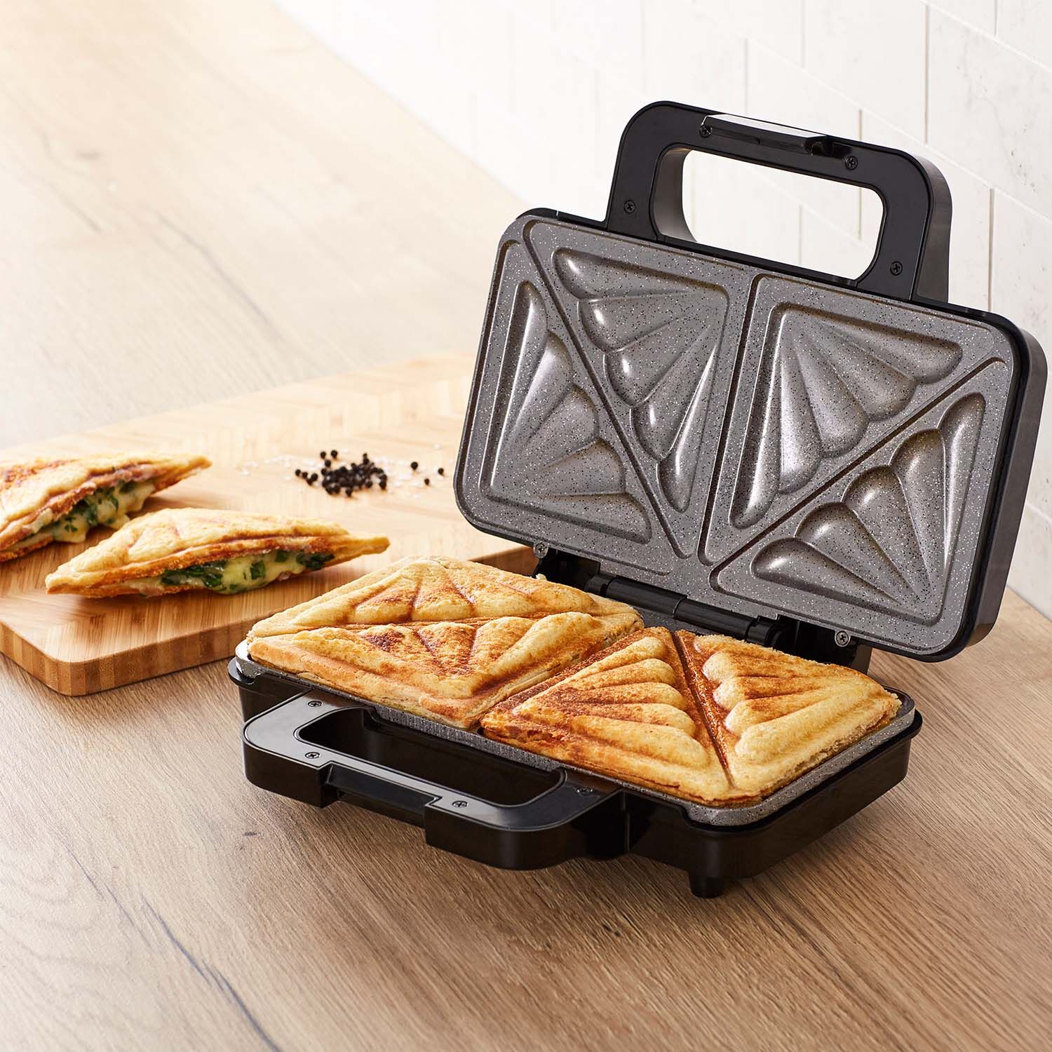 Mini sandwich outlet toaster