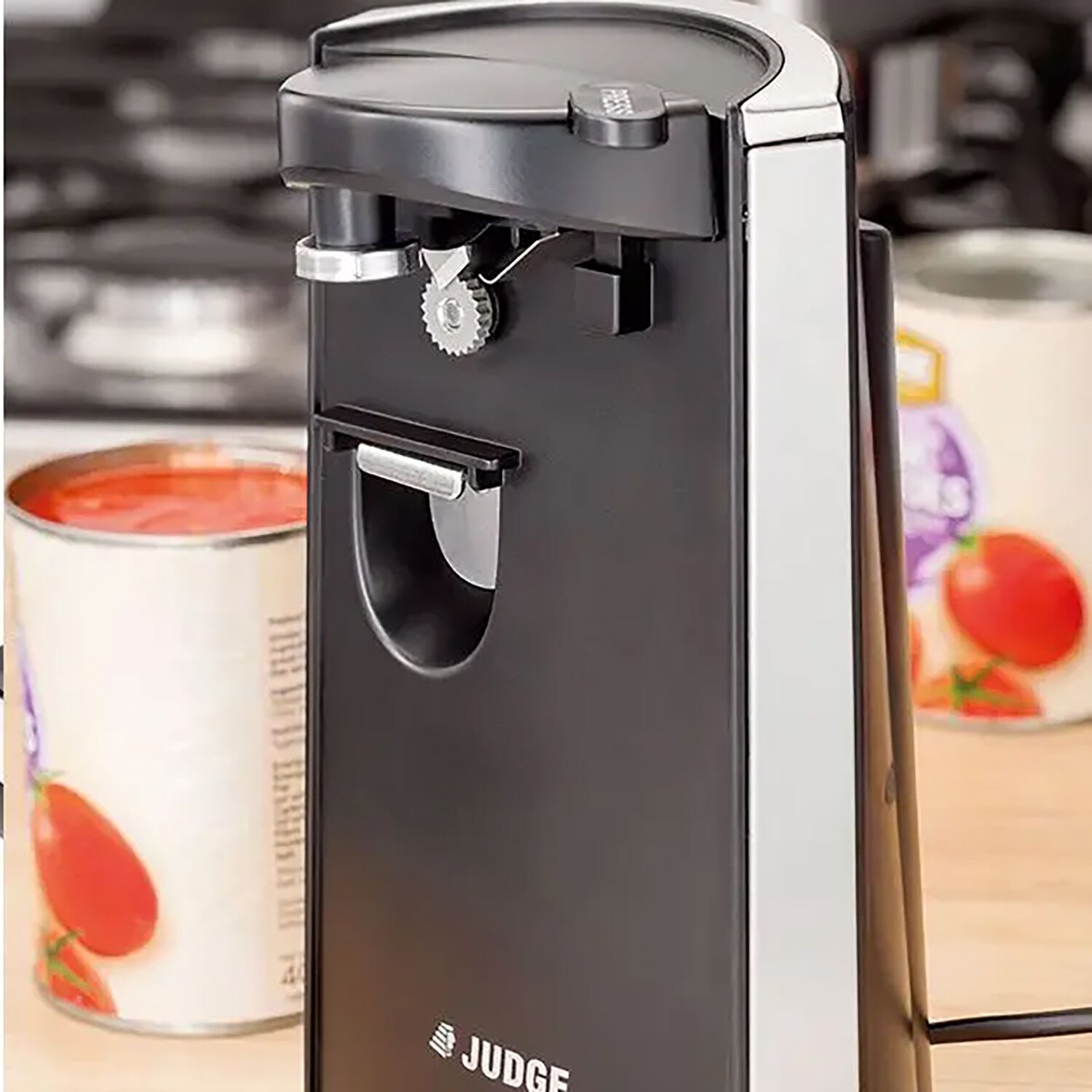 Electric can store opener in store